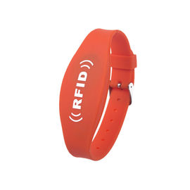অনুষ্ঠান পরিচালনার জন্য লোগো মুদ্রিত RFID চিপ wristband ওয়াচ চাবুক সামঞ্জস্যপূর্ণ